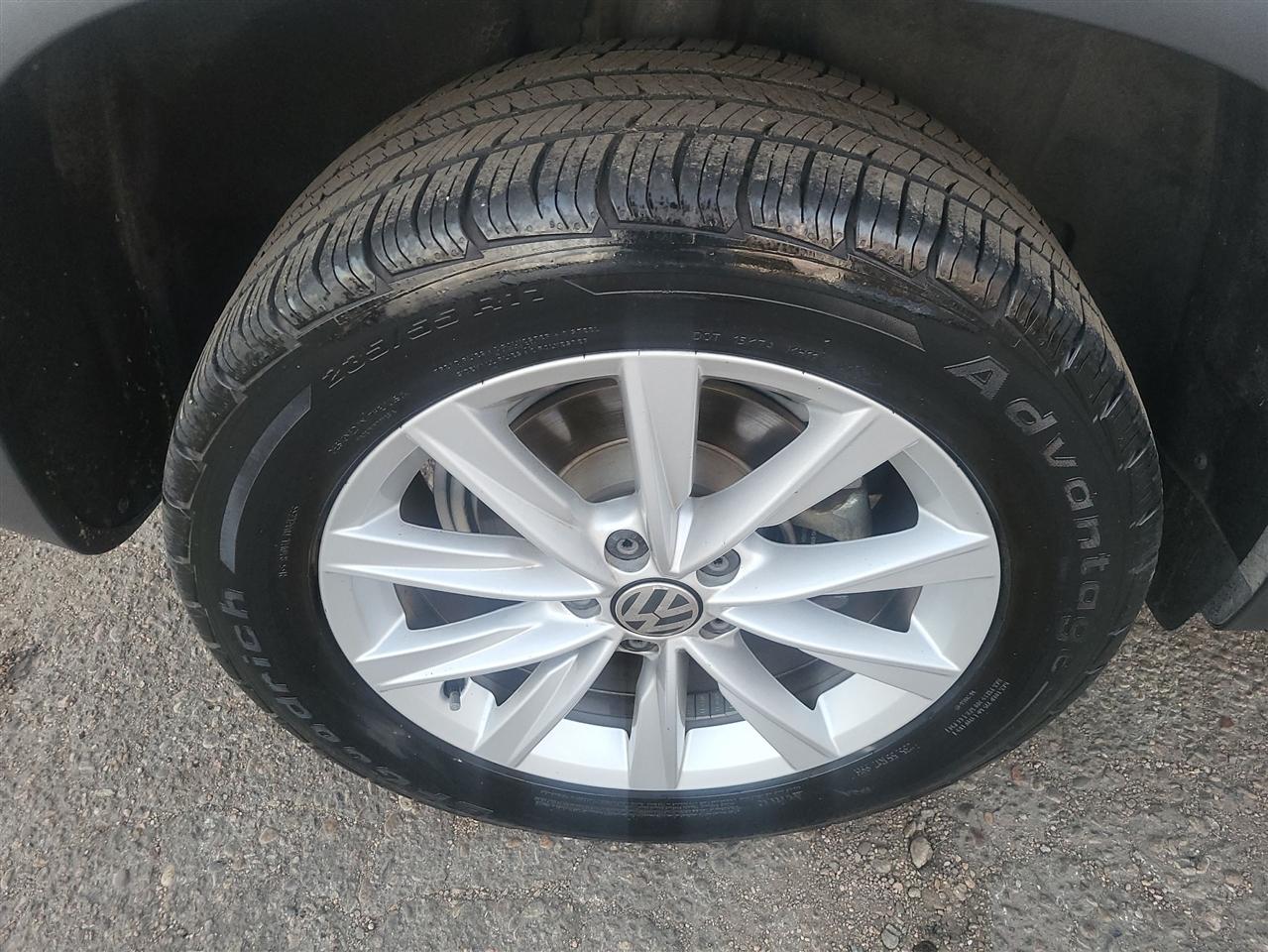 Volkswagen Tiguan S 2017