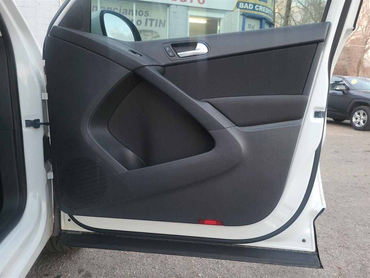 Volkswagen Tiguan S 2017