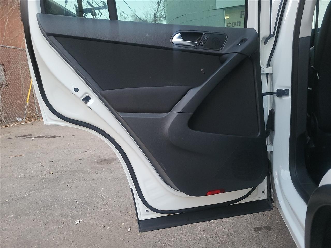 Volkswagen Tiguan S 2017