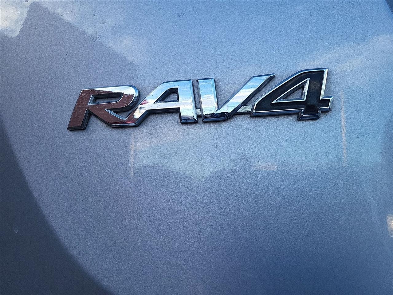 Toyota RAV4 Hybrid LE 2018