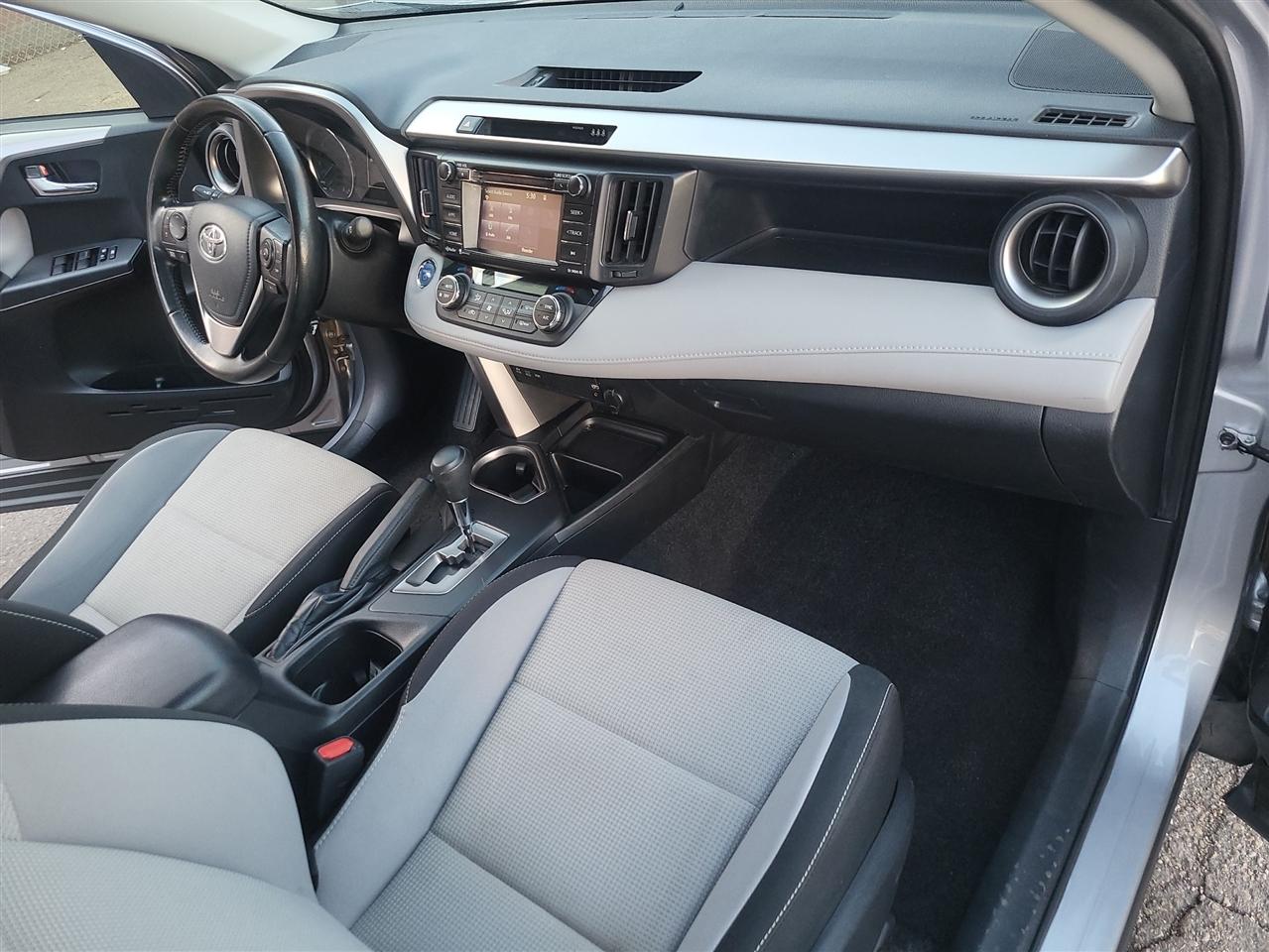 Toyota RAV4 Hybrid LE 2018