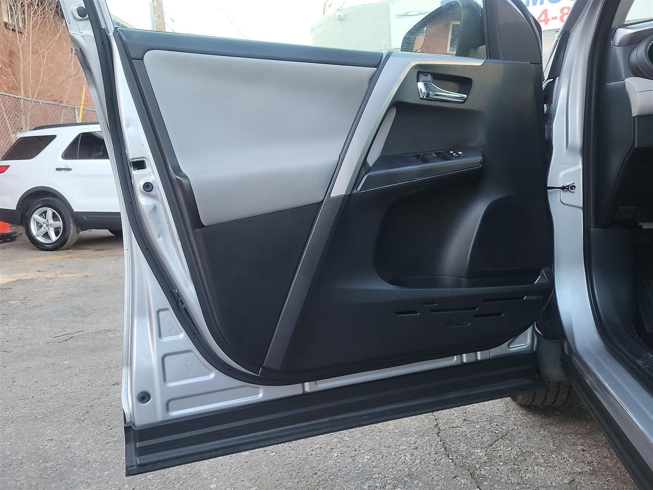 Toyota RAV4 Hybrid LE 2018