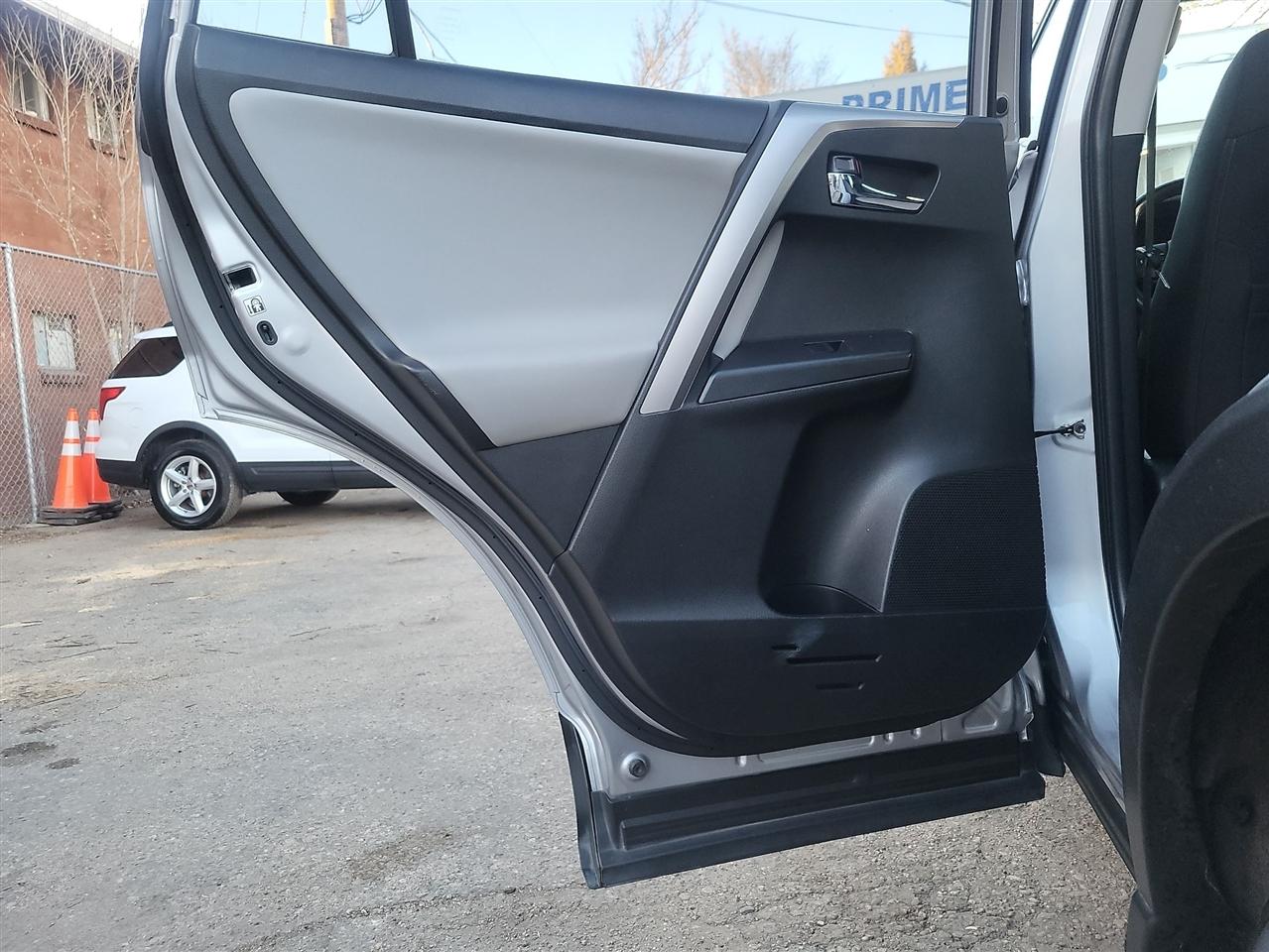 Toyota RAV4 Hybrid LE 2018