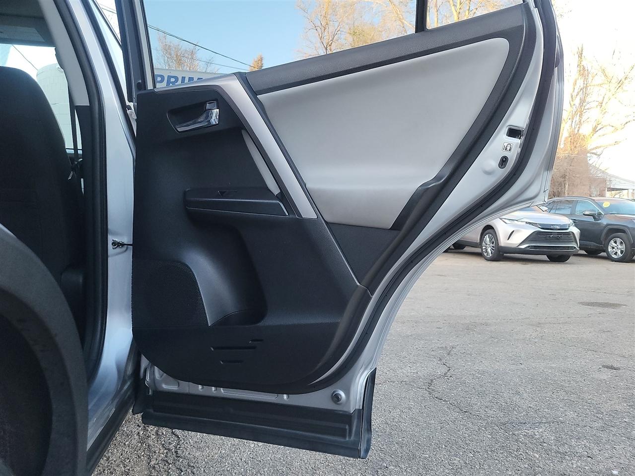 Toyota RAV4 Hybrid LE 2018