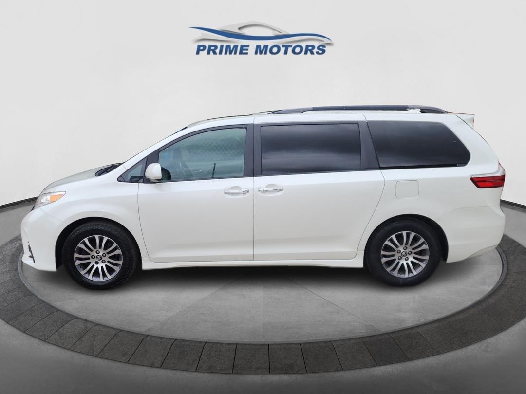 2018 Toyota Sienna XLE Premium V6 8-Passenger's photo