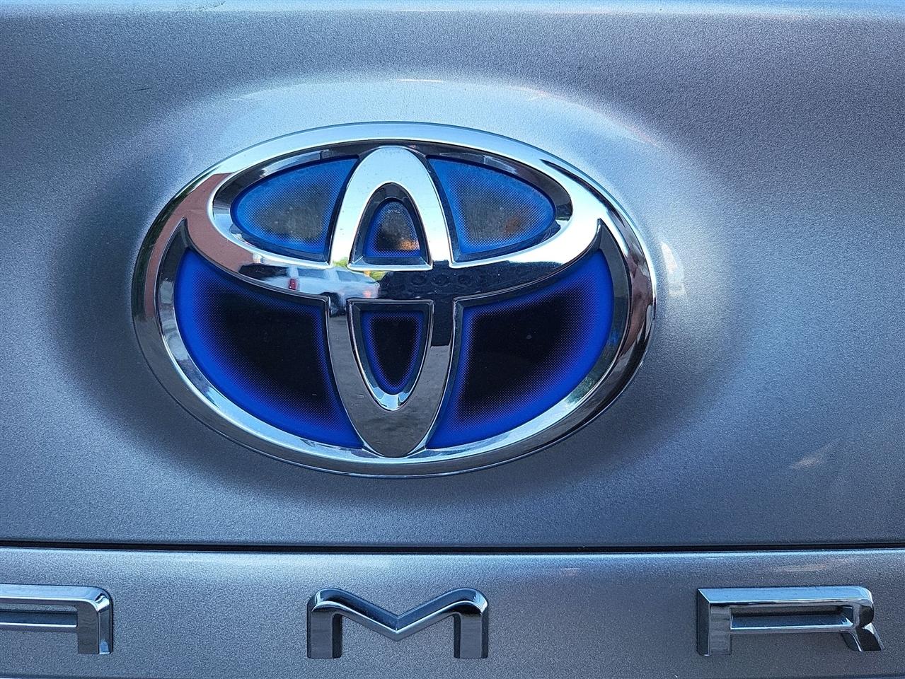Toyota Camry Hybrid LE 2022