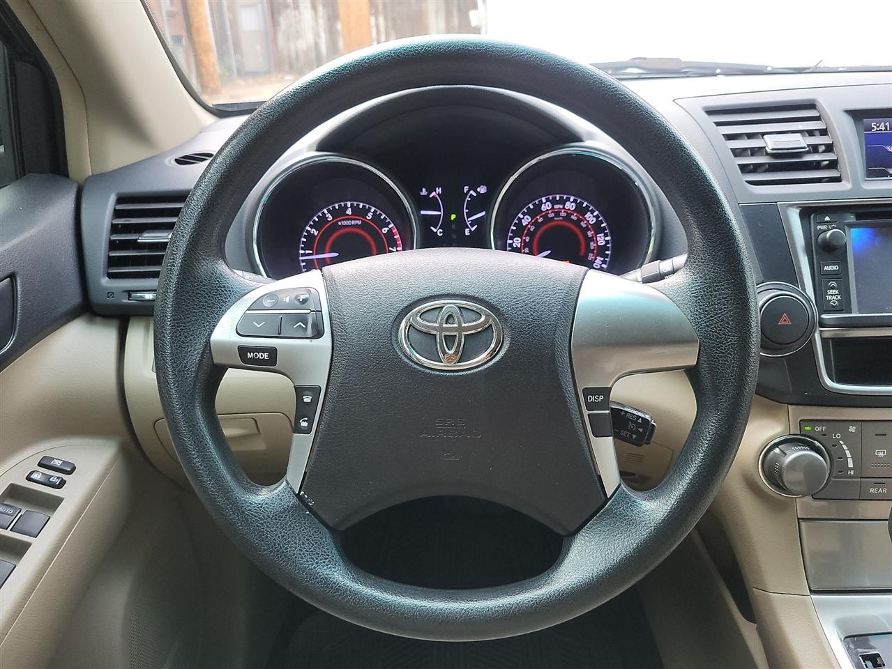 Toyota Highlander Base 2013