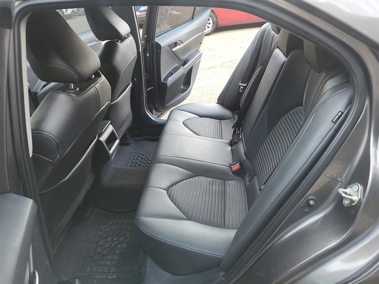 Toyota Camry SE 2020