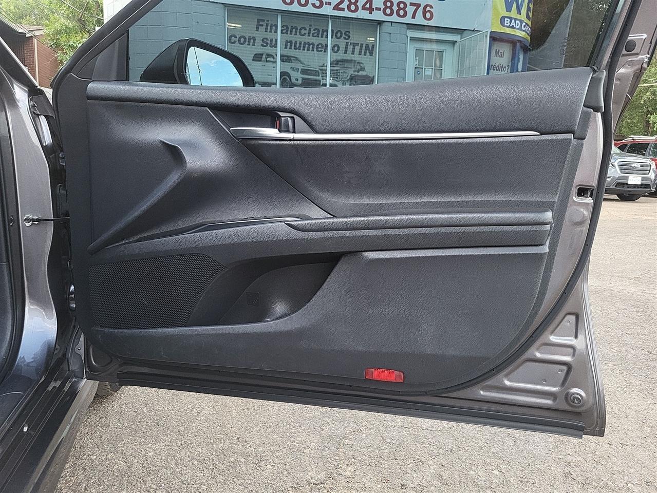 Toyota Camry SE 2020