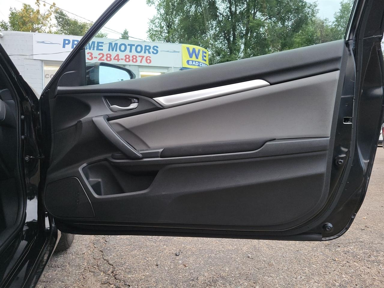 Honda Civic LX Coupe 6-Spd MT 2017