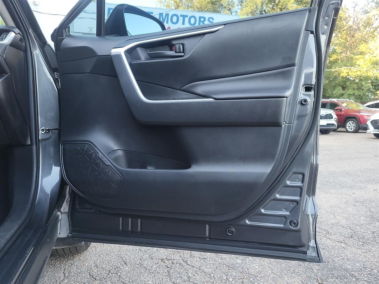 Toyota RAV4 LE AWD 2019