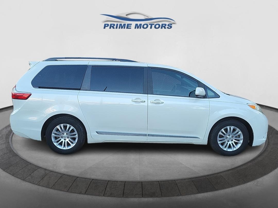 Toyota Sienna photo 2