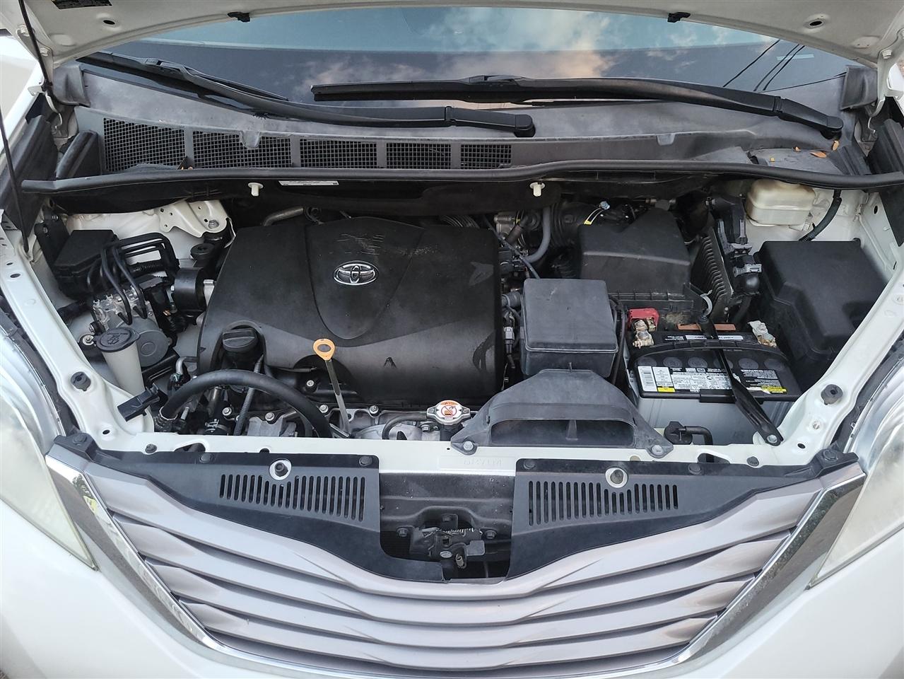 Toyota Sienna photo 13