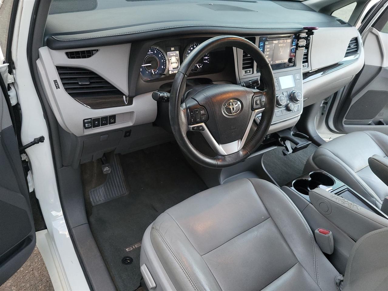 Toyota Sienna photo 27