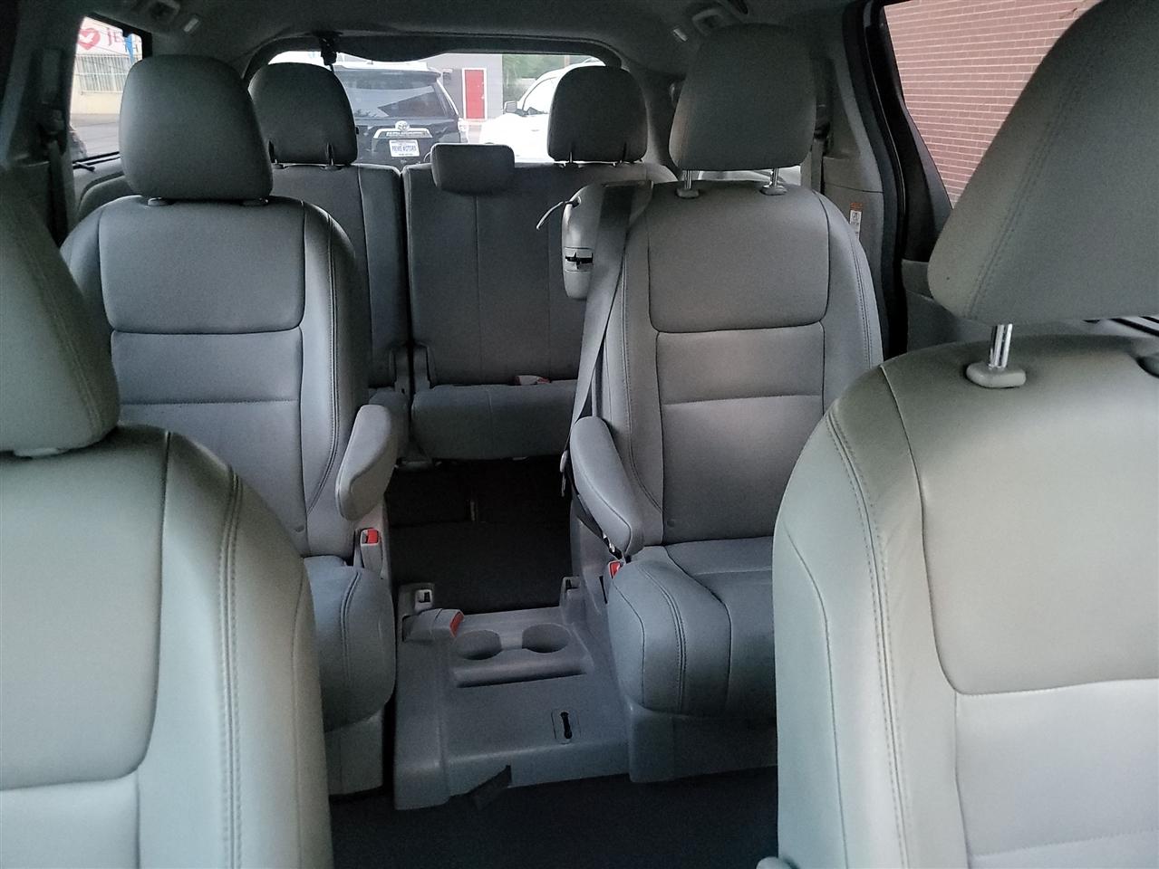 Toyota Sienna photo 29