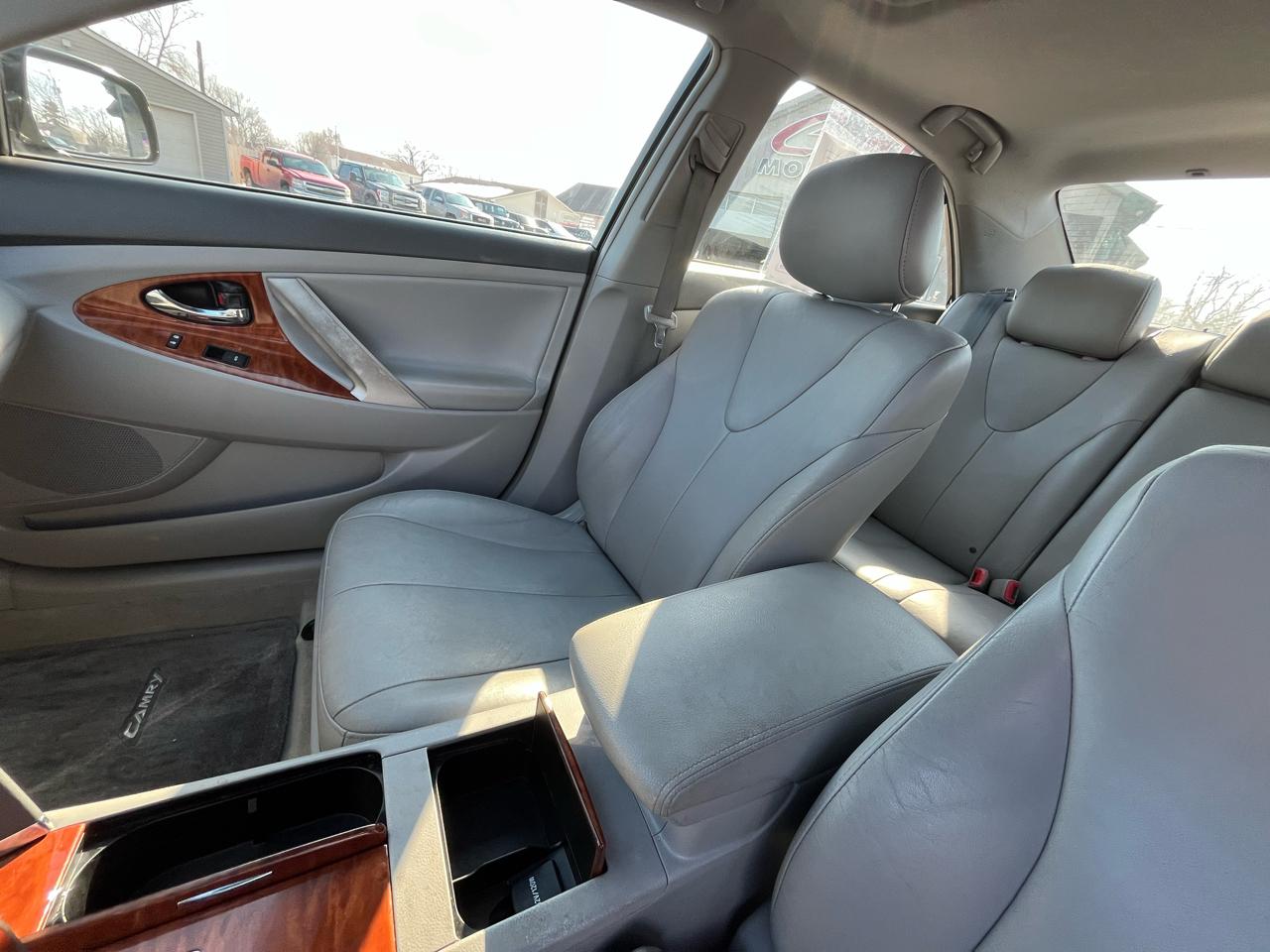 Toyota Camry Base 6-Spd AT 2011