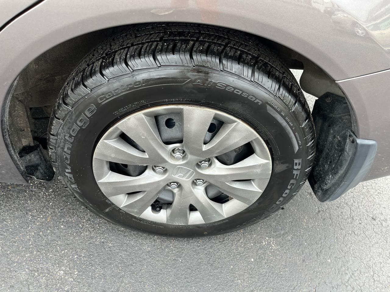Honda Civic LX Sedan 5-Speed AT 2012