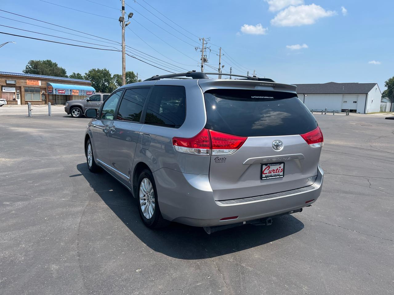 Toyota Sienna Limited 7-Pass V6 2011