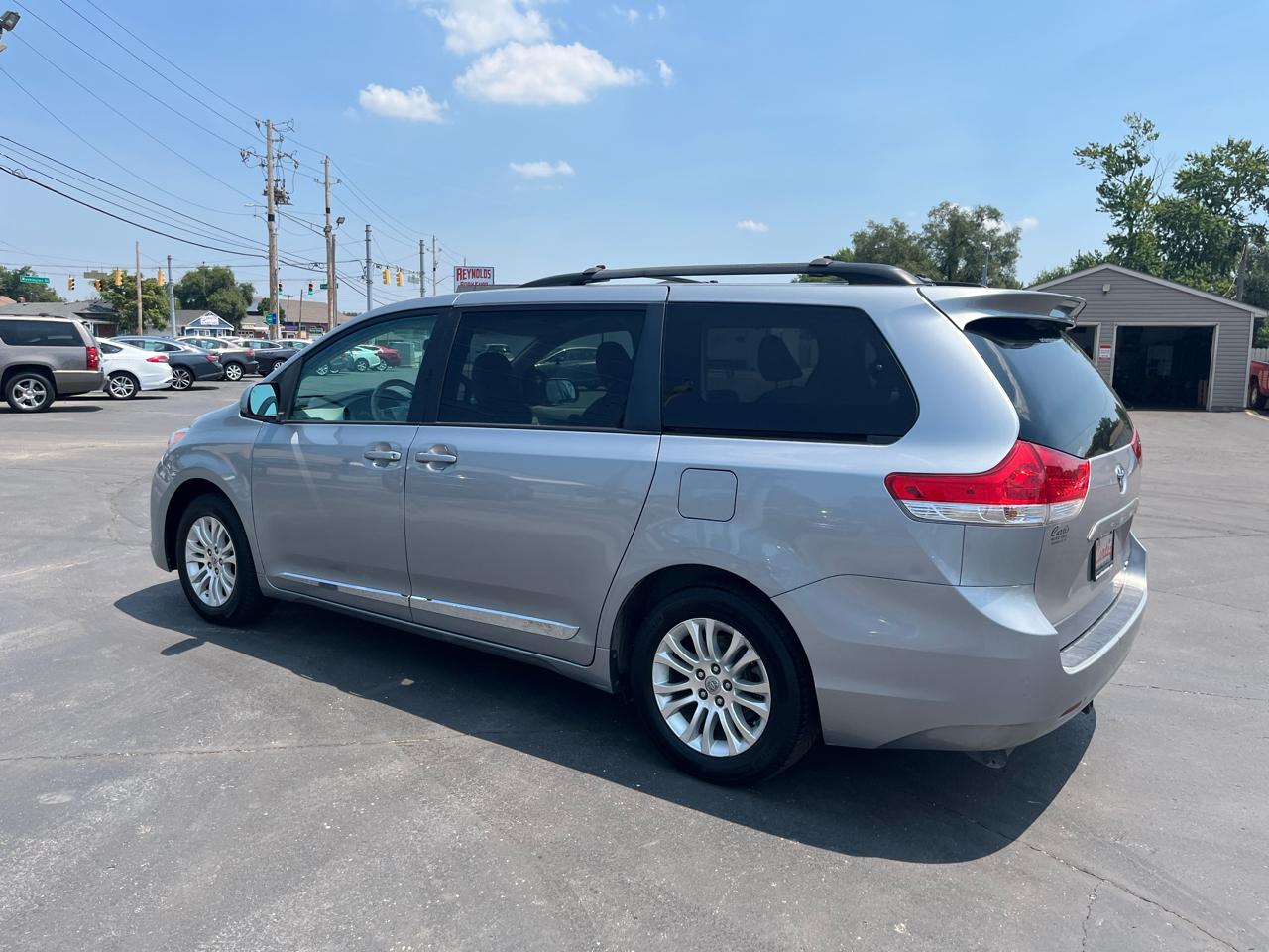 Toyota Sienna Limited 7-Pass V6 2011
