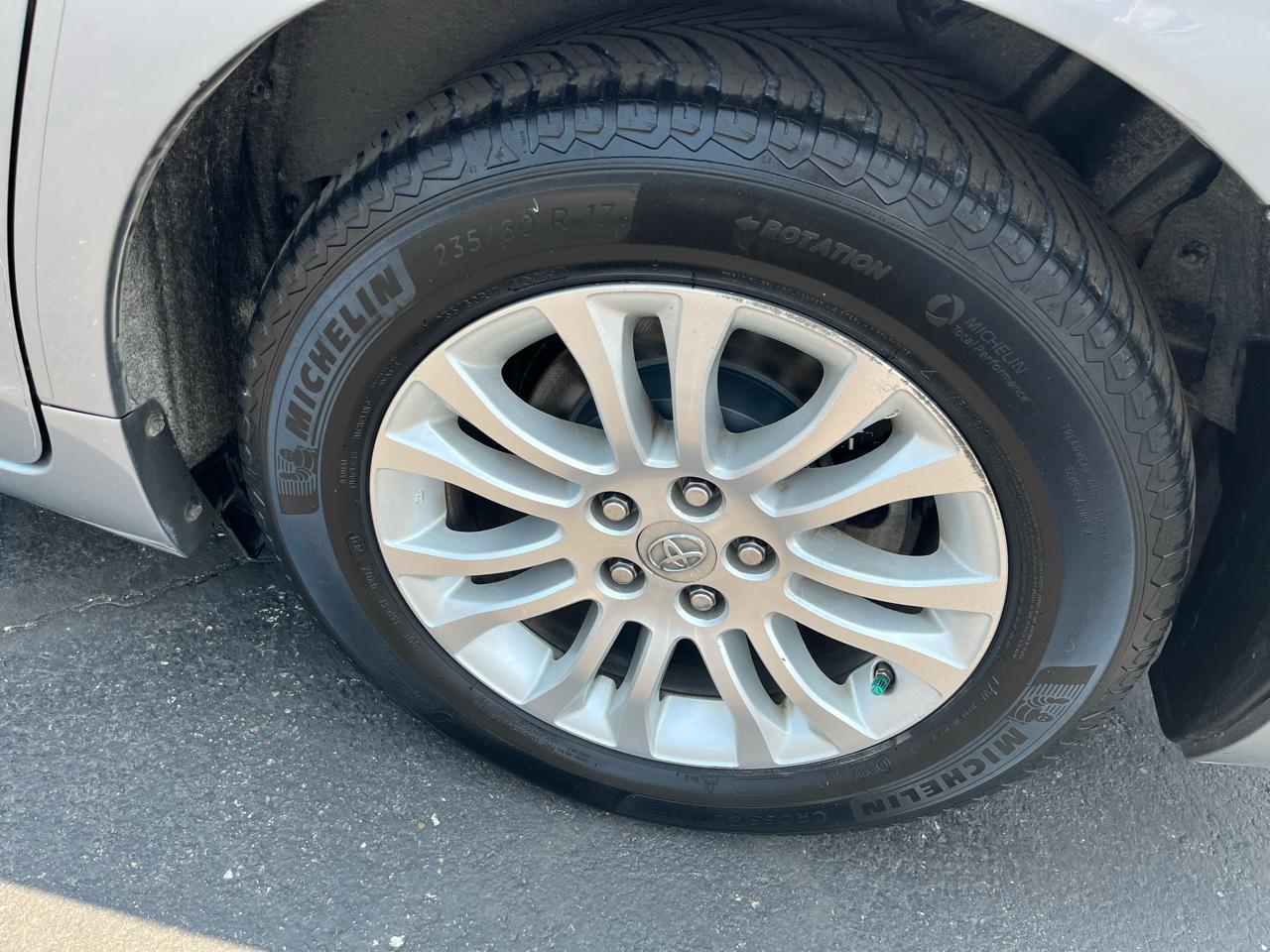 Toyota Sienna Limited 7-Pass V6 2011