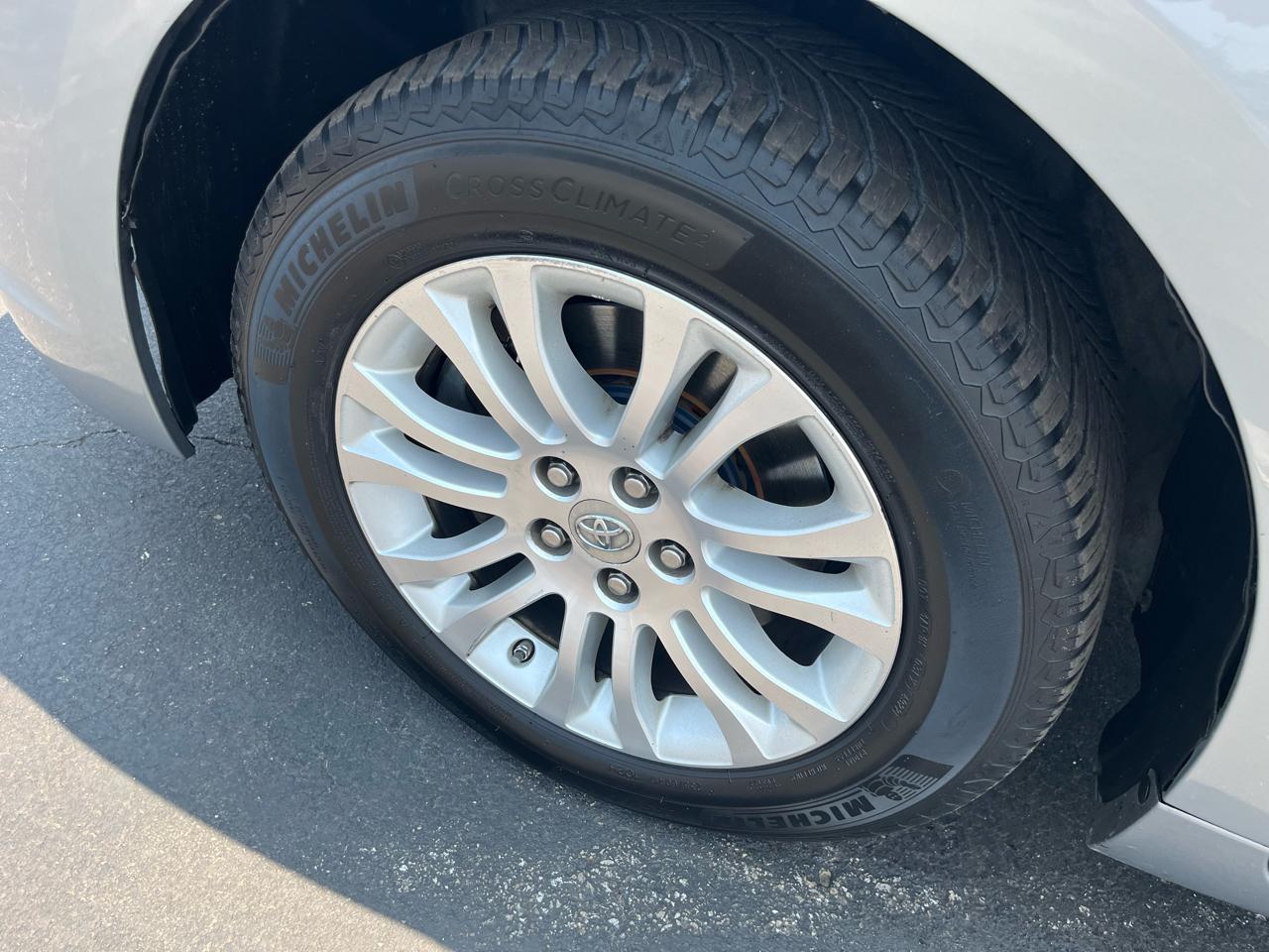 Toyota Sienna Limited 7-Pass V6 2011