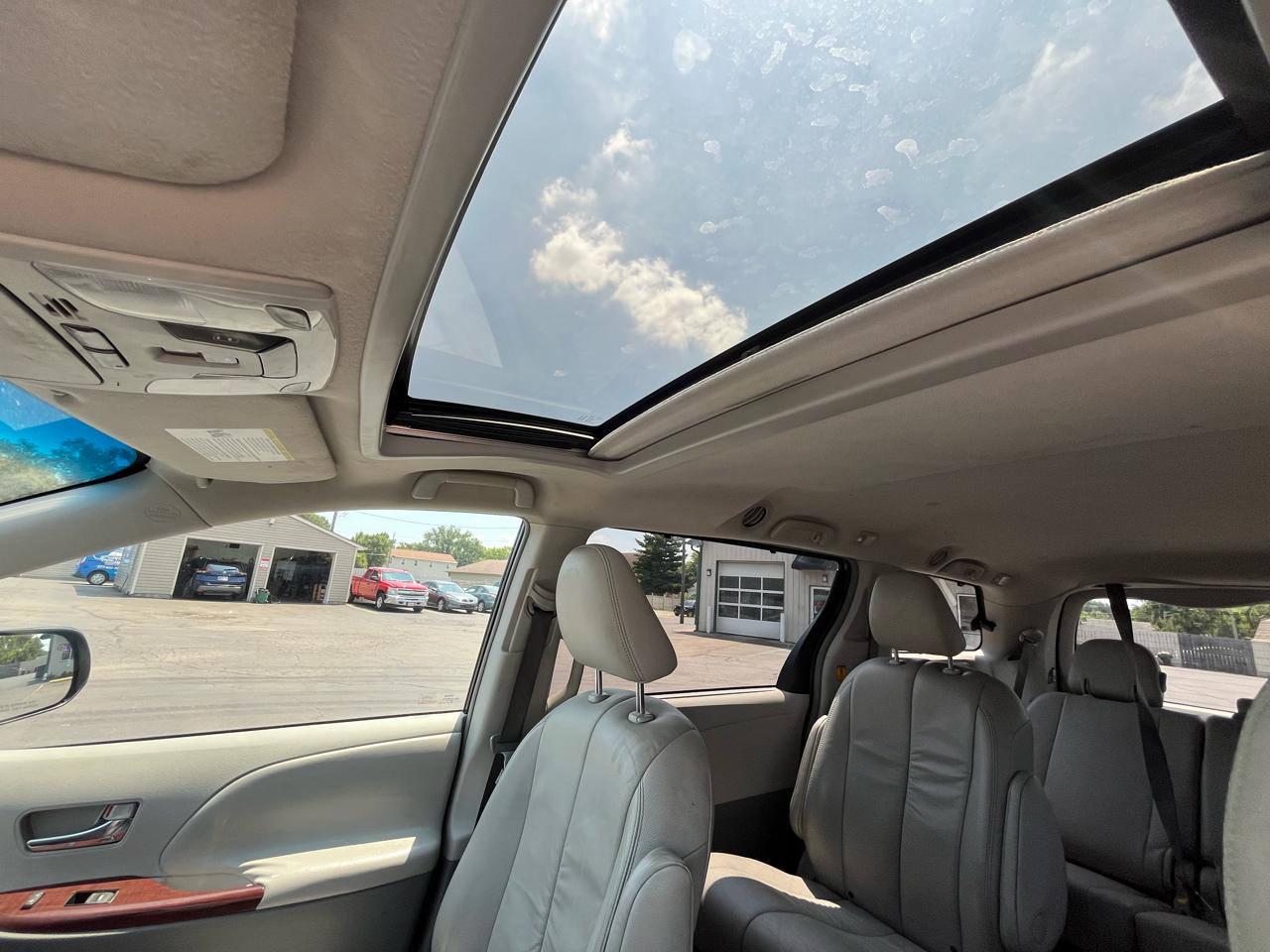 Toyota Sienna Limited 7-Pass V6 2011