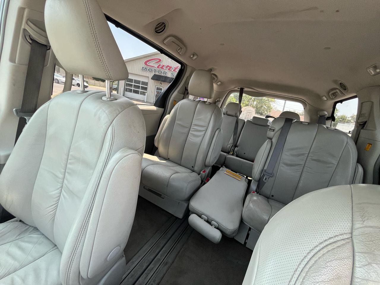 Toyota Sienna Limited 7-Pass V6 2011
