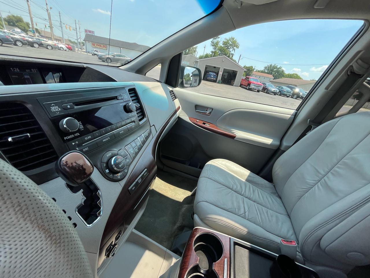 Toyota Sienna Limited 7-Pass V6 2011