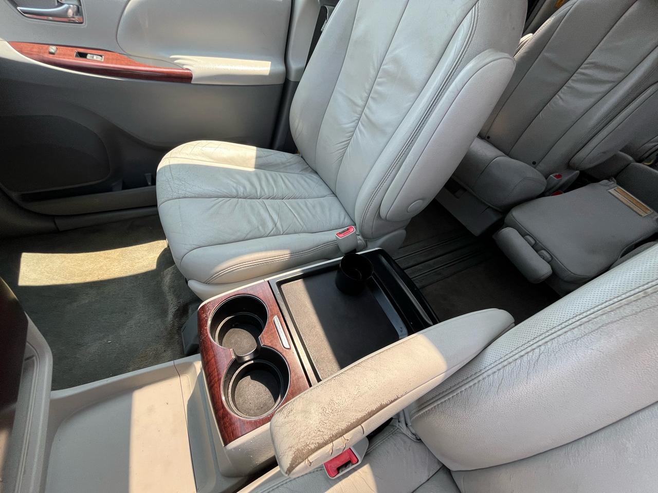 Toyota Sienna Limited 7-Pass V6 2011