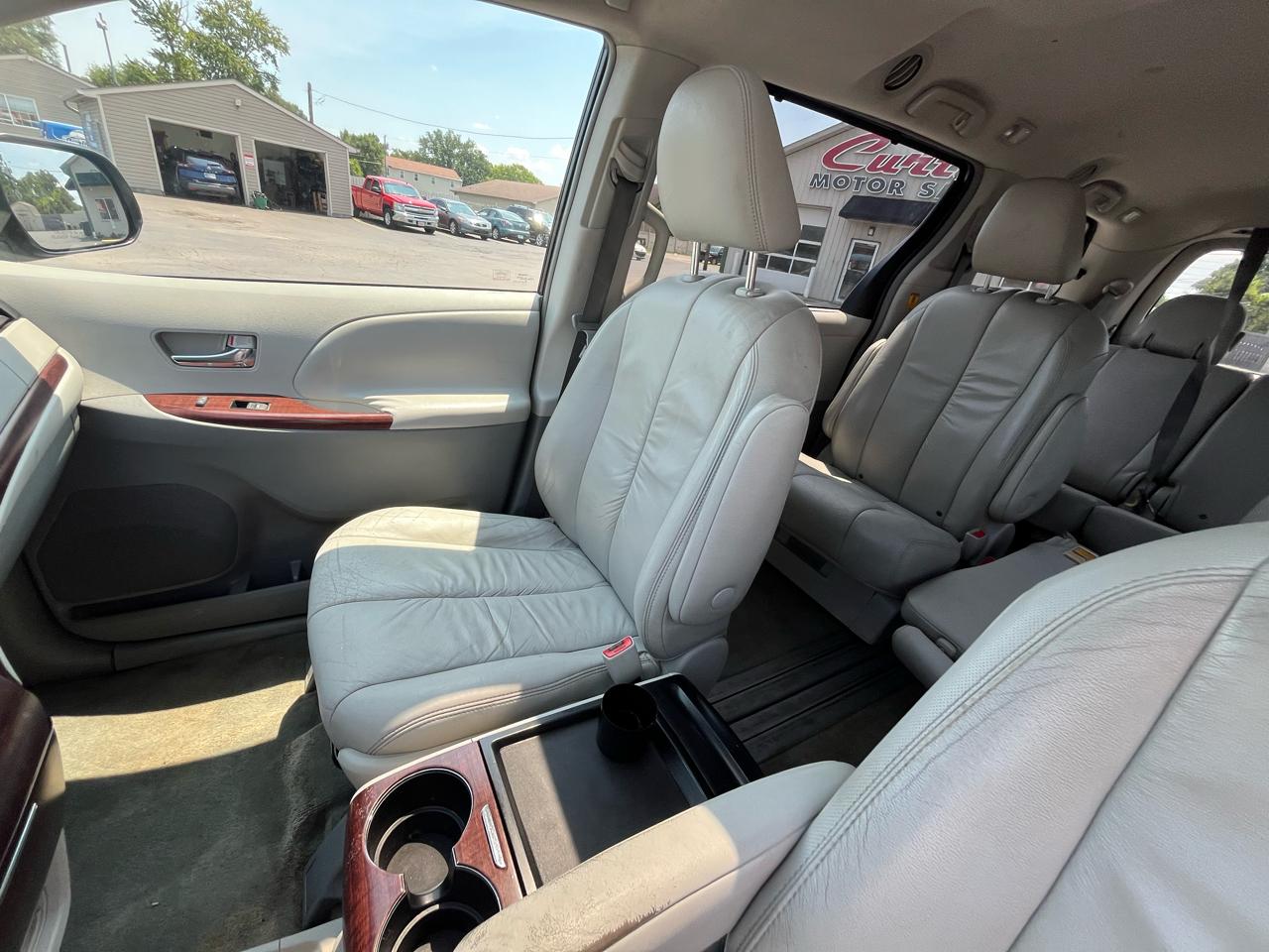 Toyota Sienna Limited 7-Pass V6 2011