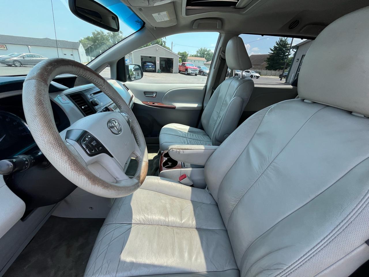 Toyota Sienna Limited 7-Pass V6 2011