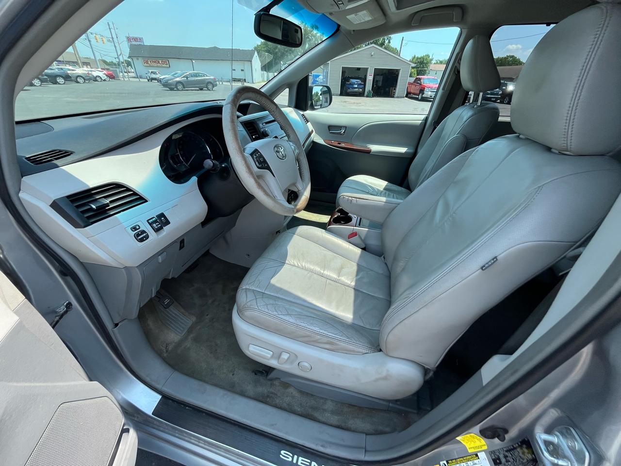 Toyota Sienna Limited 7-Pass V6 2011