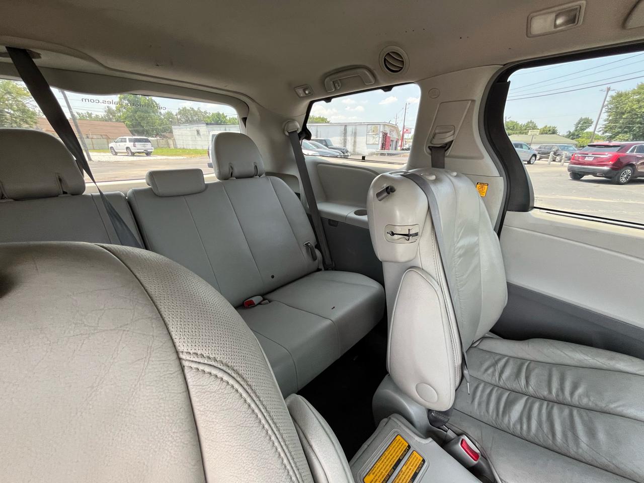Toyota Sienna Limited 7-Pass V6 2011