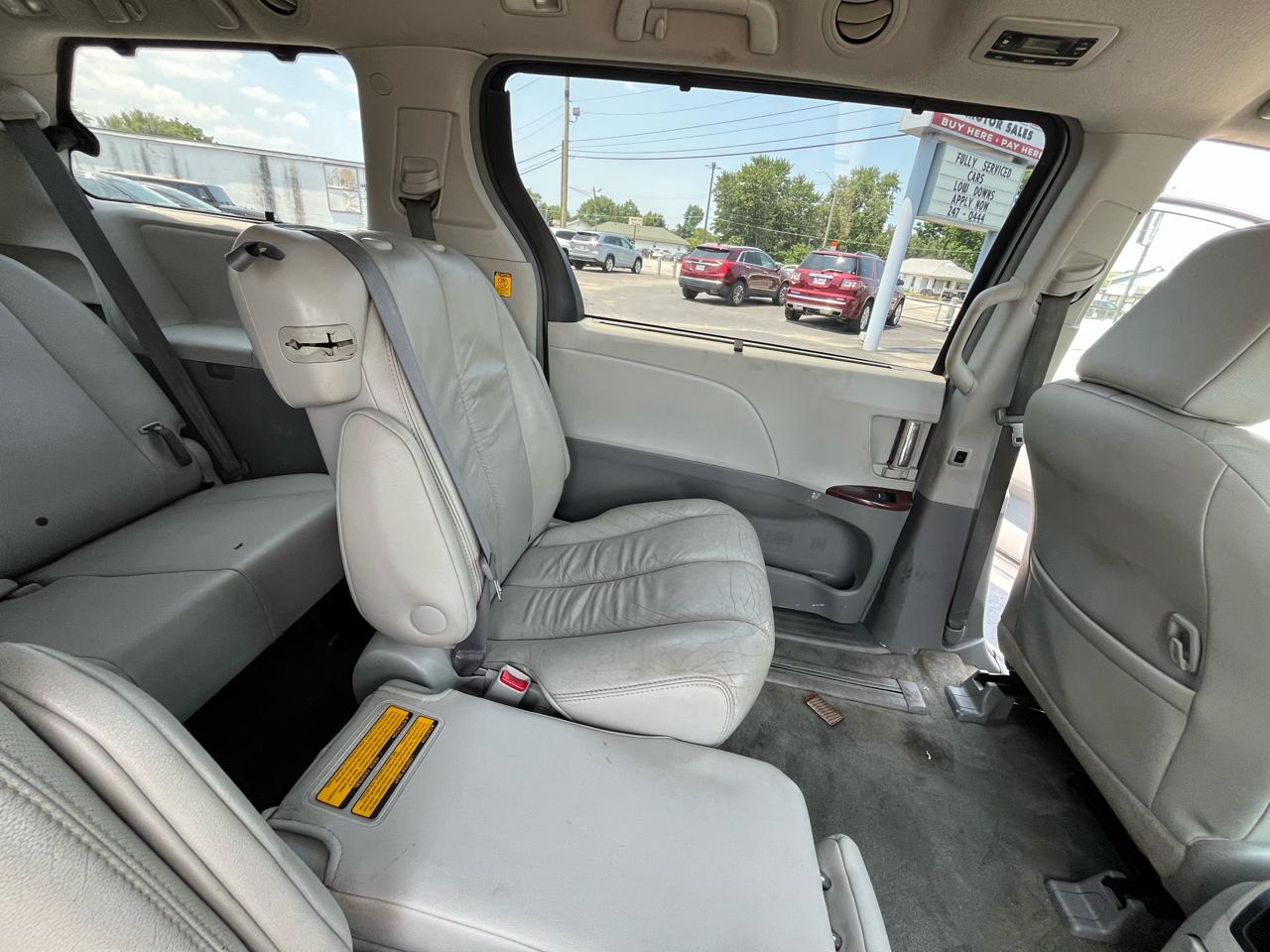 Toyota Sienna Limited 7-Pass V6 2011