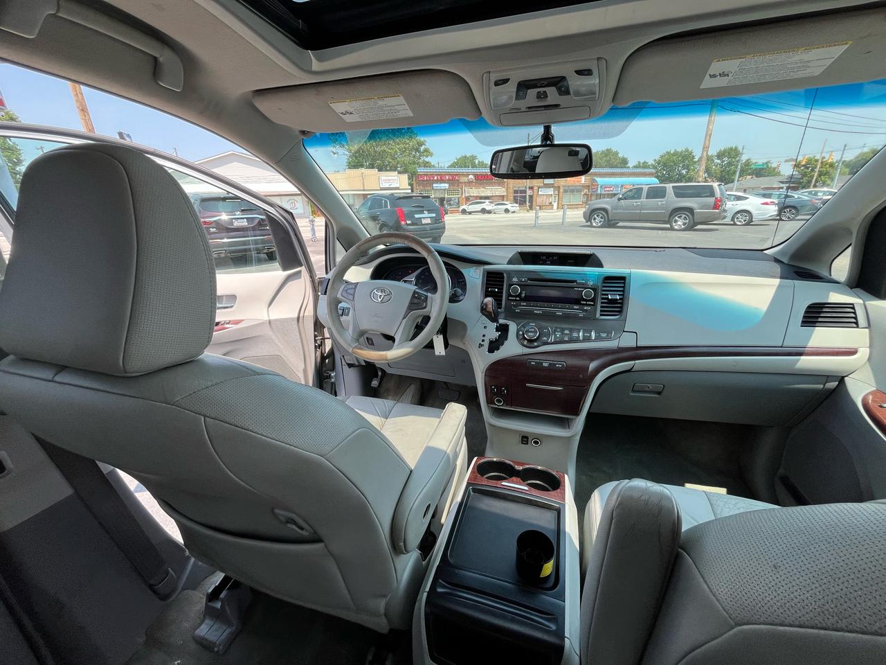 Toyota Sienna Limited 7-Pass V6 2011