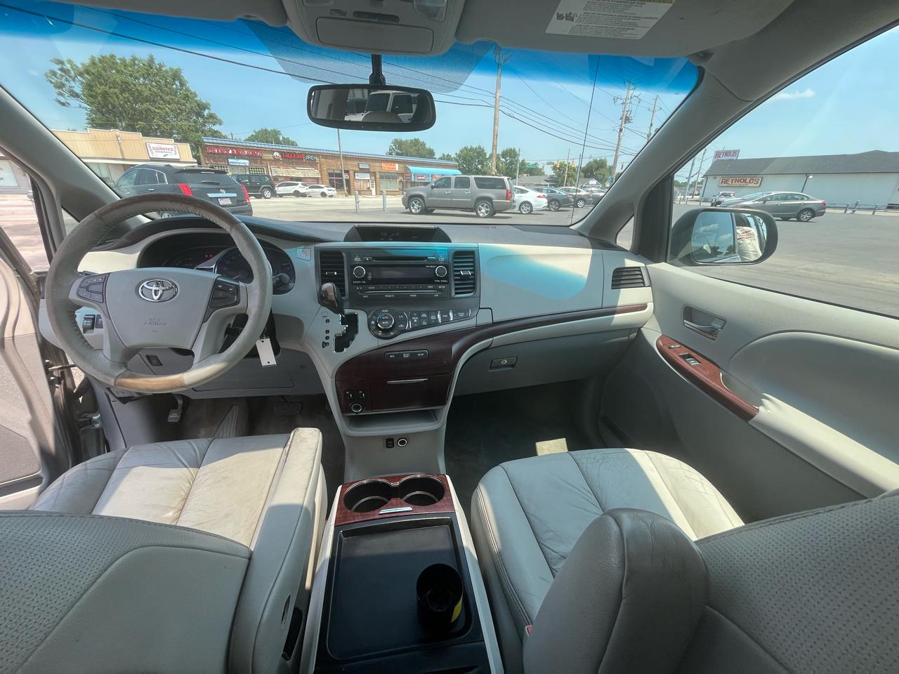 Toyota Sienna Limited 7-Pass V6 2011