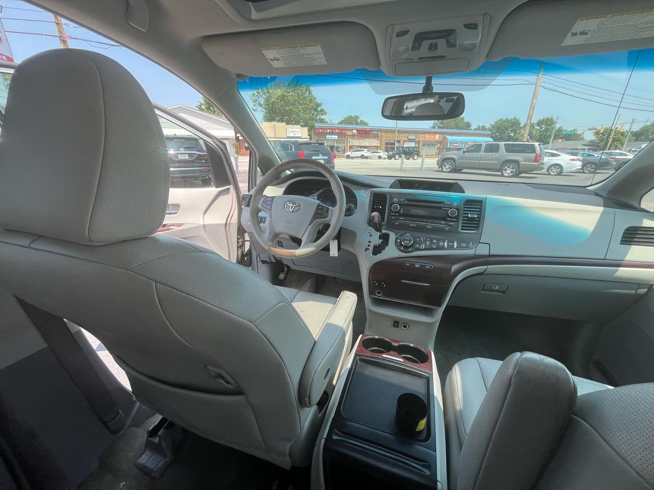 Toyota Sienna Limited 7-Pass V6 2011