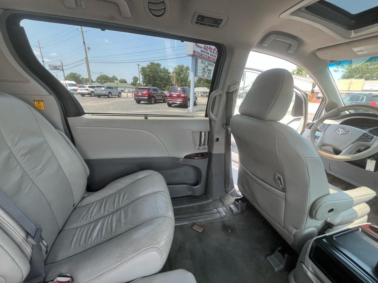 Toyota Sienna Limited 7-Pass V6 2011
