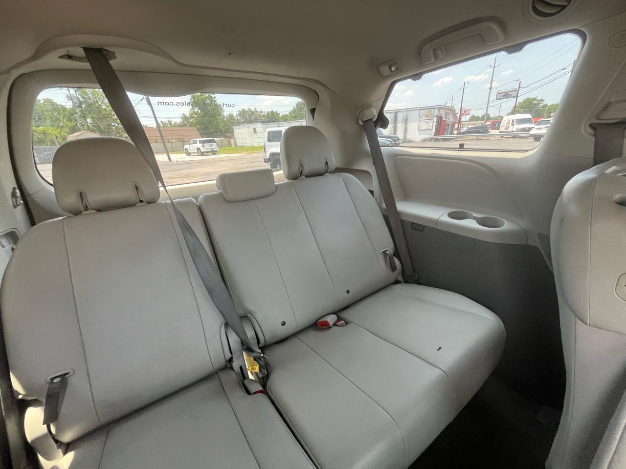 Toyota Sienna Limited 7-Pass V6 2011