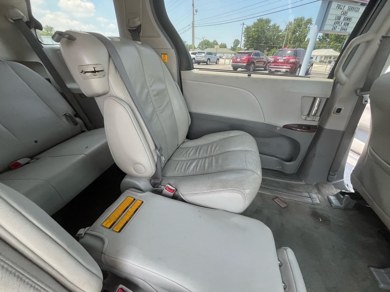 Toyota Sienna Limited 7-Pass V6 2011