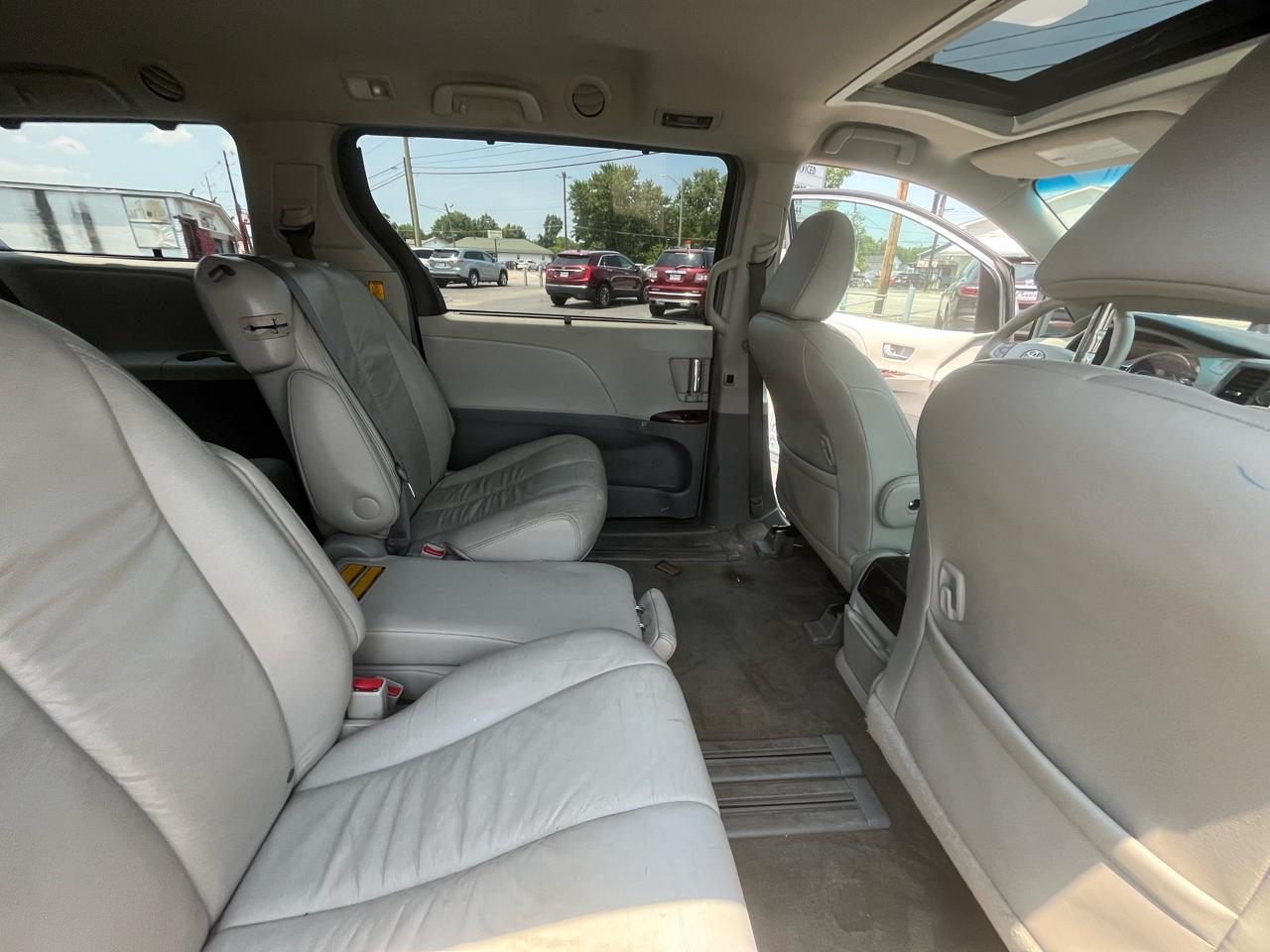 Toyota Sienna Limited 7-Pass V6 2011