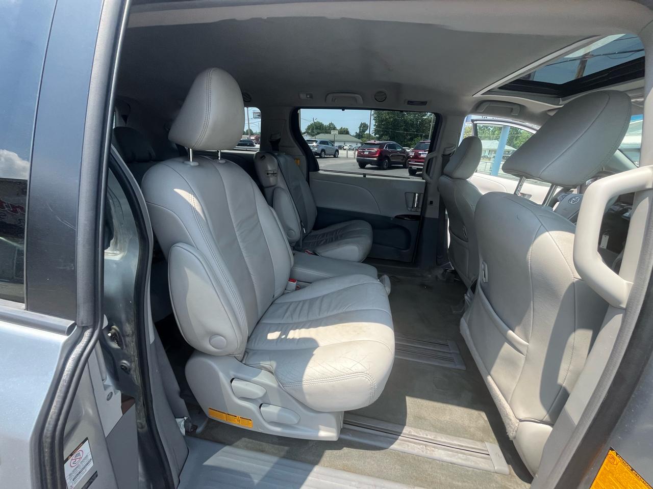 Toyota Sienna Limited 7-Pass V6 2011