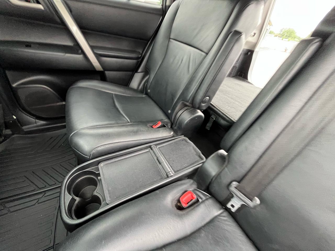 Toyota Highlander Base 4WD 2011