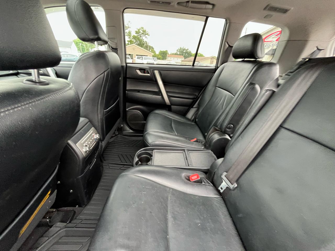 Toyota Highlander Base 4WD 2011