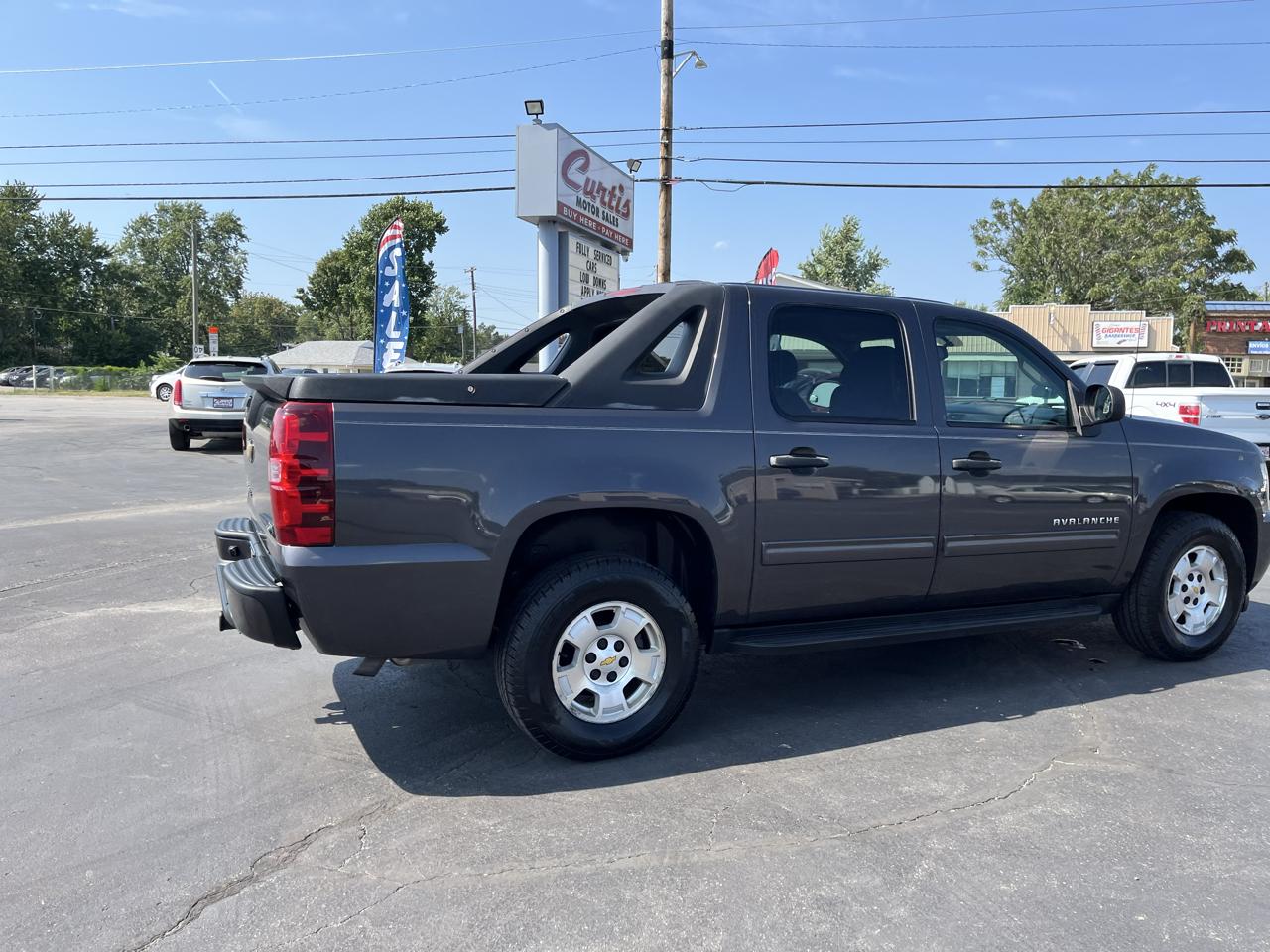 Chevrolet Avalanche LS 2WD 2010