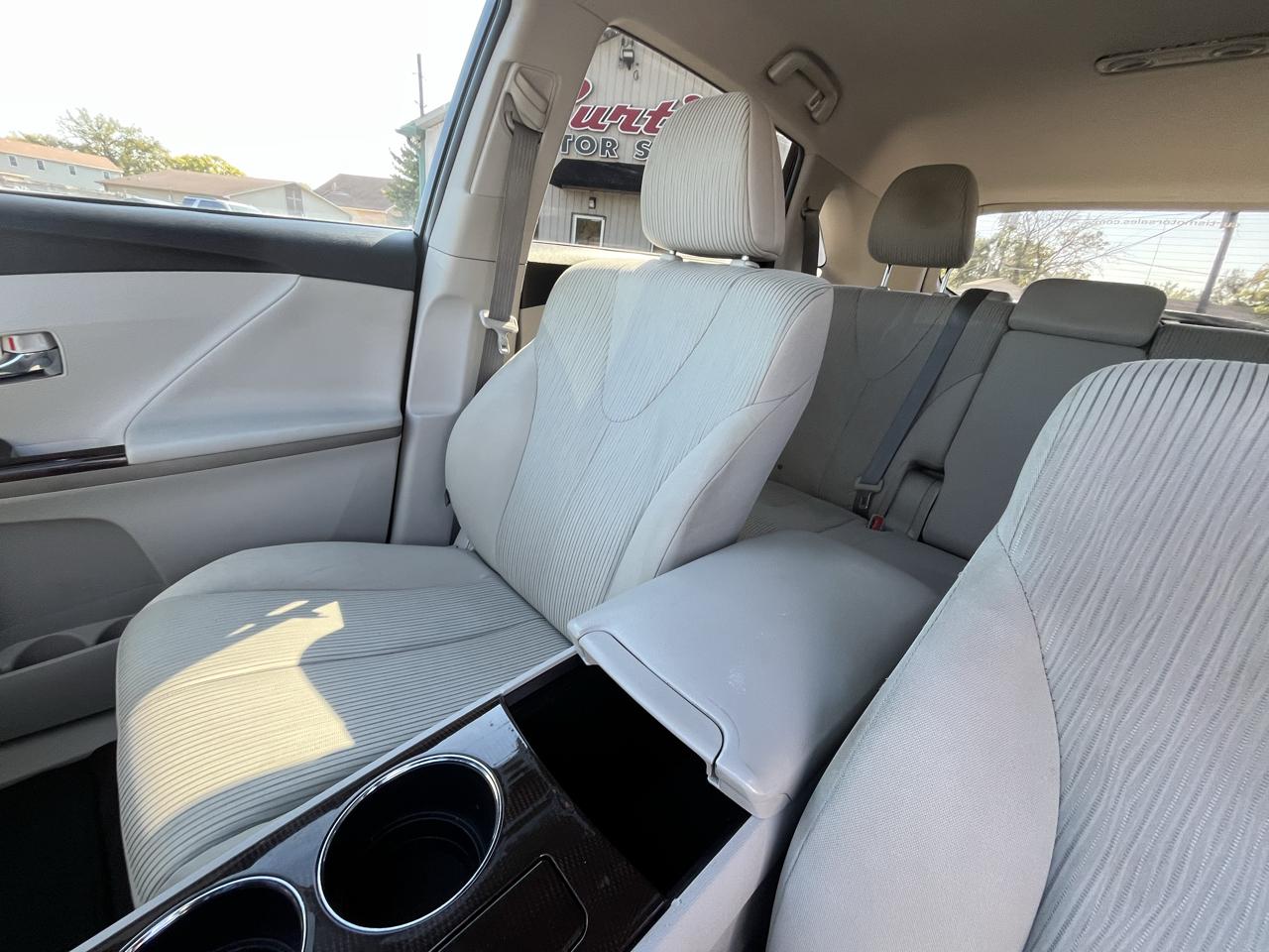 Toyota Venza LE I4 AWD 2012