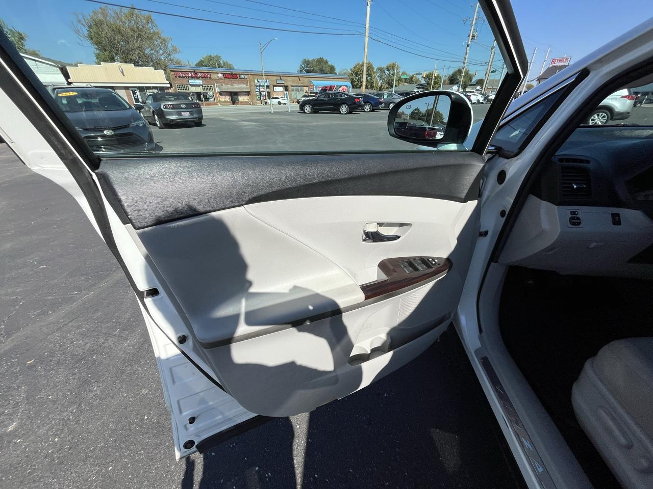 Toyota Venza LE I4 AWD 2012