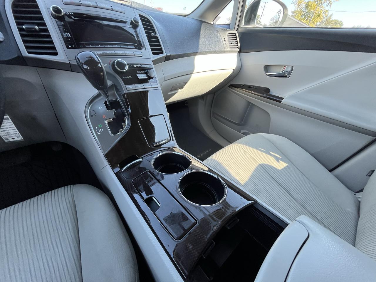 Toyota Venza LE I4 AWD 2012
