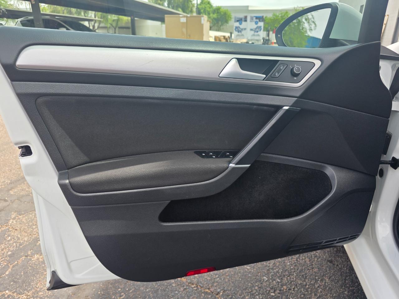 Volkswagen e-Golf SE 2016