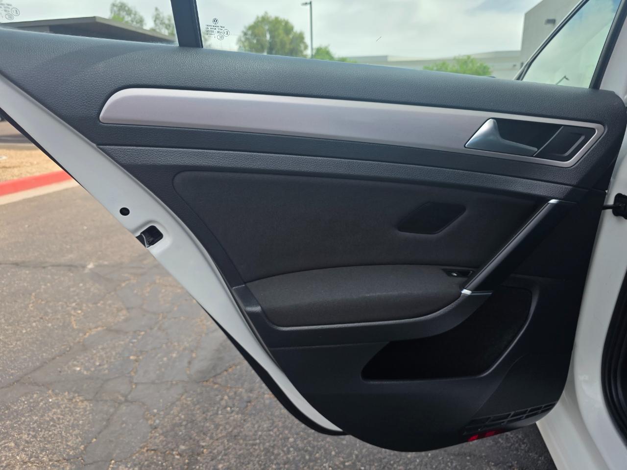 Volkswagen e-Golf SE 2016